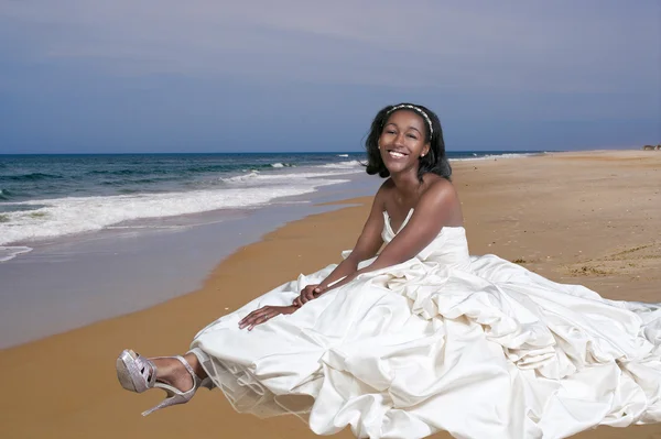 Mulher negra em vestido de noiva — Fotografia de Stock