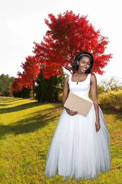 Femme noire en robe de mariée — Photo