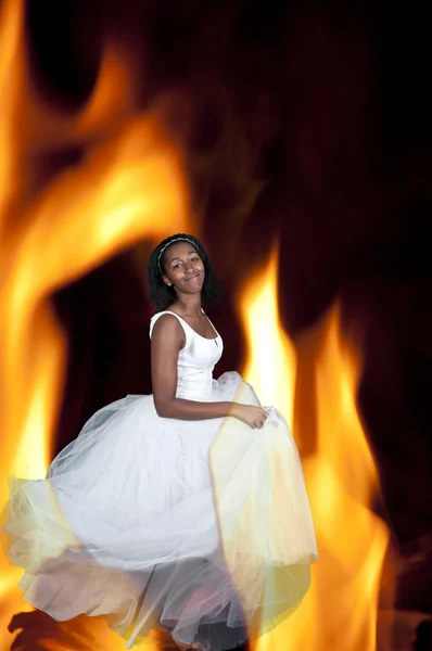 Чорна жінка у весільній сукні — стокове фото