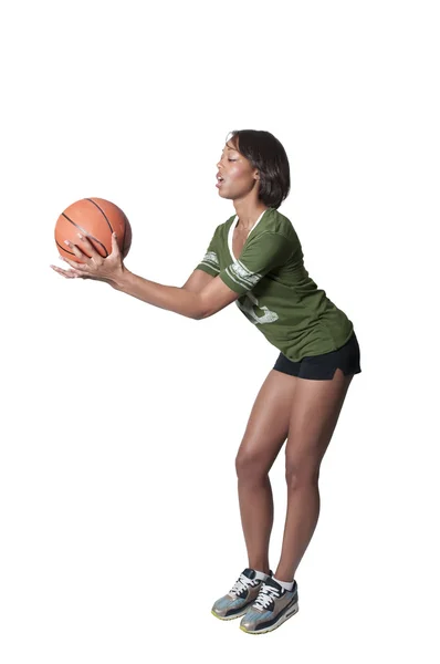 Zwarte vrouw spelen basketbal — Stockfoto