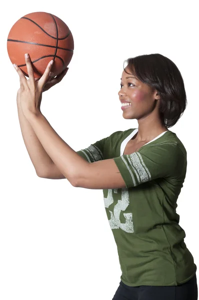 Siyah kadın basketbol oynarken — Stok fotoğraf