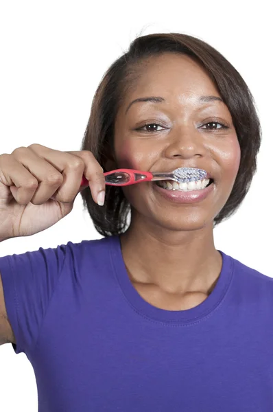 Όμορφη μαύρη γυναίκα βούρτσισμα των δοντιών — Φωτογραφία Αρχείου