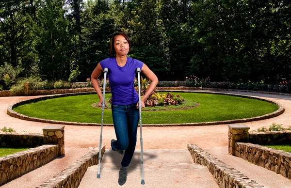 Black Woman on Crutches — Stock Photo, Image