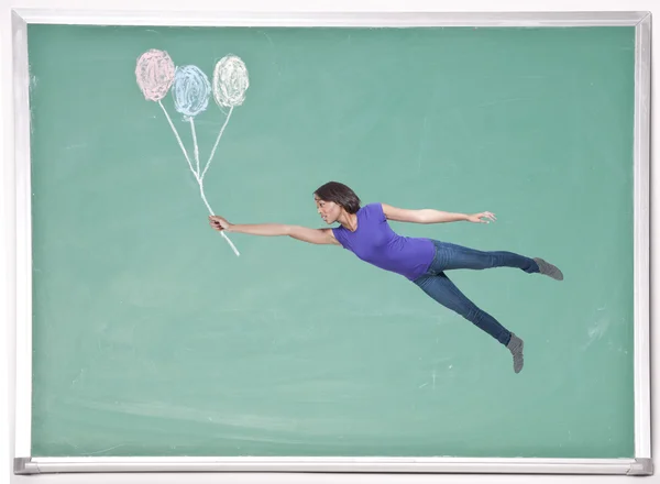 Mujer flotando con globos de tiza — Foto de Stock