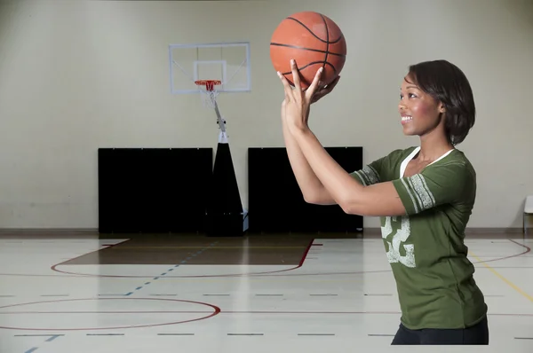 Svart kvinna spelar basket — Stockfoto