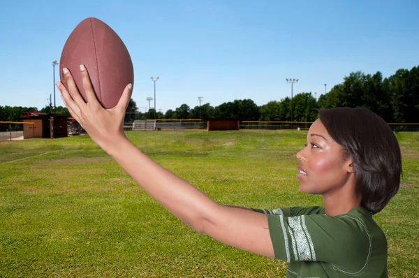 黒人女性のフットボール選手 — ストック写真