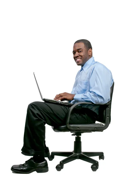 Людина за допомогою комп'ютера — стокове фото