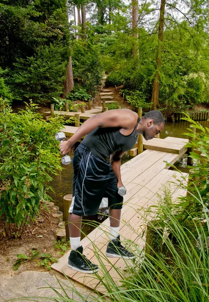 Чернокожий человек поднимает вес — стоковое фото