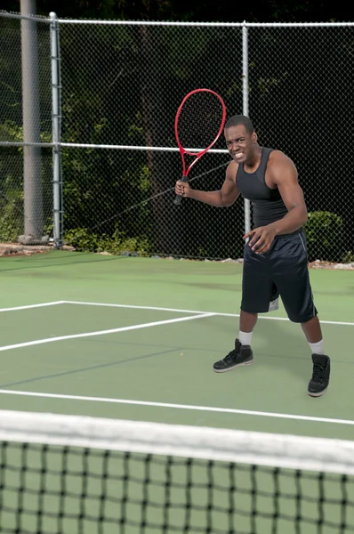 Człowiek grający w tenisa — Zdjęcie stockowe