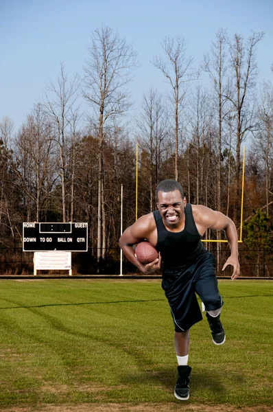 Hombre negro jugando al fútbol — Foto de Stock