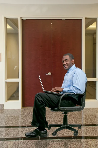 Homem usando computador — Fotografia de Stock