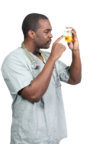 Zwarte arts met urine monster — Stockfoto