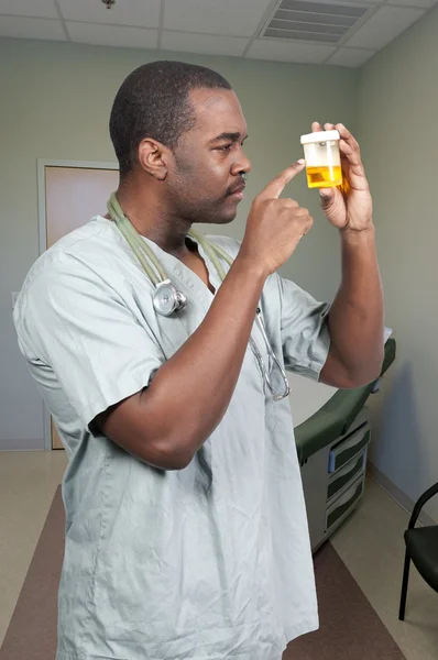 Siyah doktor idrar örneği ile — Stok fotoğraf