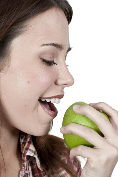 Kvinna äter ett äpple — Stockfoto