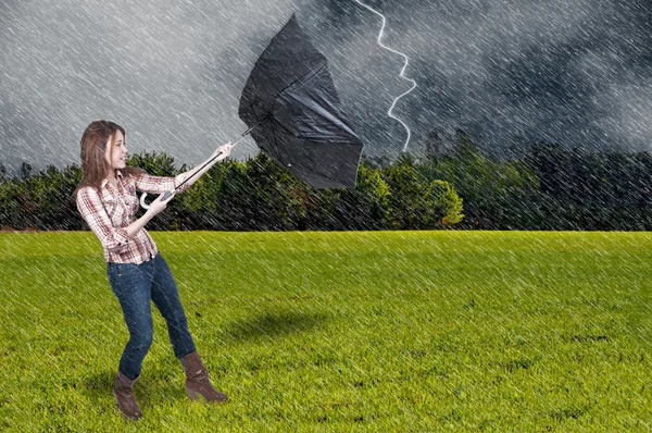 Mujer sosteniendo paraguas —  Fotos de Stock