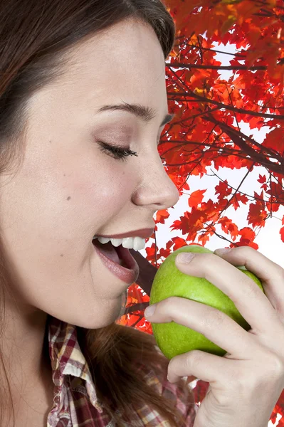 リンゴを食べる女 — ストック写真