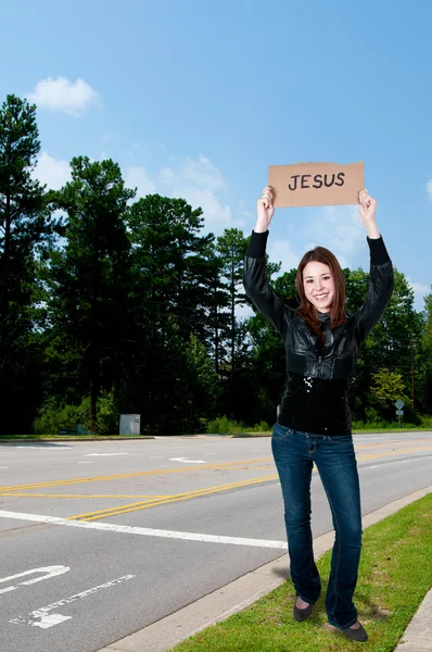 Mujer sosteniendo el signo de Jesús — Foto de Stock