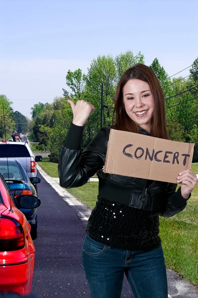 Woman Hitch Hiking to a Concert — Stock Photo, Image