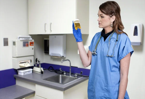 Medico donna con campione di urina — Foto Stock