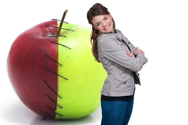 Nő, piros finom alma, a tápanyag-összetételre címkéje — Stock Fotó