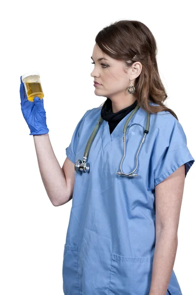 Женщина-врач с образцом мочи — стоковое фото