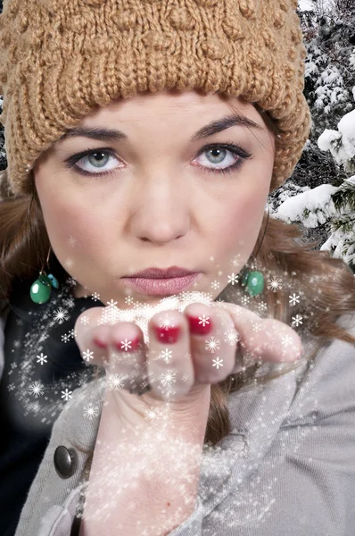 Mujer soplando nieve —  Fotos de Stock
