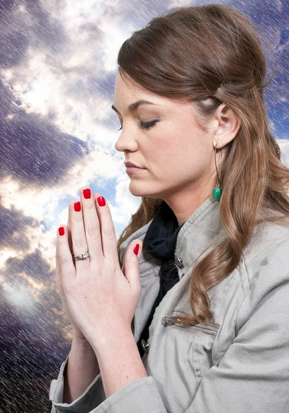 Frau betet — Stockfoto