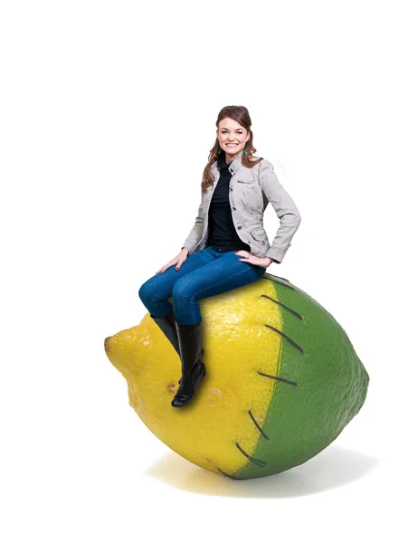 Mulher sentada em um limão com rótulo nutricional — Fotografia de Stock