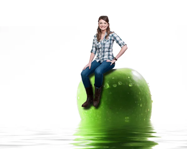 Žena a mokré jablko — Stock fotografie