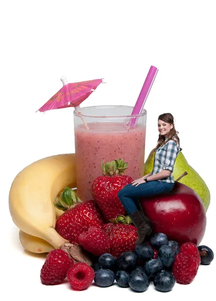 Kvinna med fruktsmoothie — Stockfoto