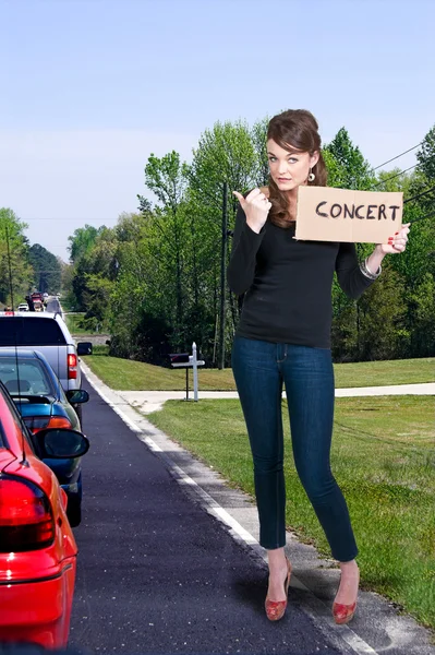 Kobieta autostop na koncert — Zdjęcie stockowe