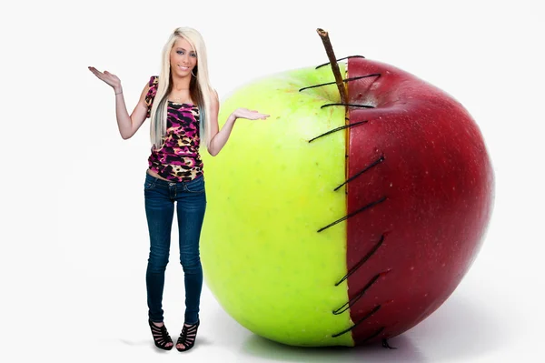 Mulher com maçã vermelha deliciosa com rótulo nutricional — Fotografia de Stock