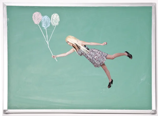 チョークの風船を浮遊している女性 — ストック写真