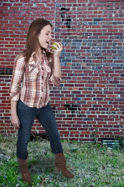 Femme mangeant une pomme — Photo