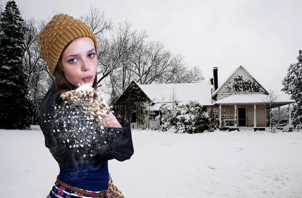 吹きつける雪の女性 — ストック写真