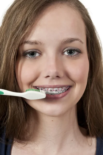 Adolescente bonita mulher escovando dentes — Fotografia de Stock