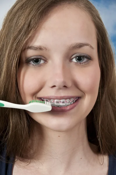Bella adolescente donna spazzolatura denti — Foto Stock