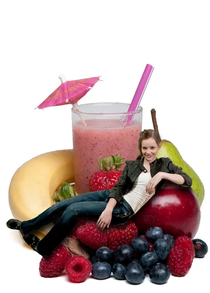 Meyve yüzlü genç kadınla — Stok fotoğraf