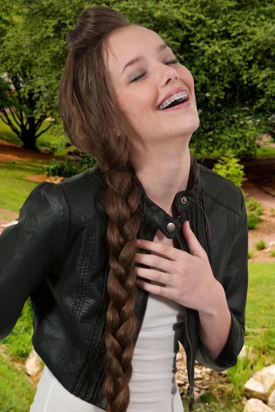 Hermosa mujer adolescente riendo — Foto de Stock