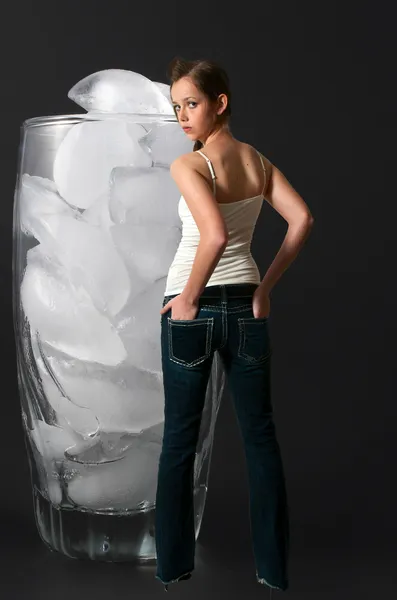 Γυναίκα και γυαλί του πάγου — Φωτογραφία Αρχείου