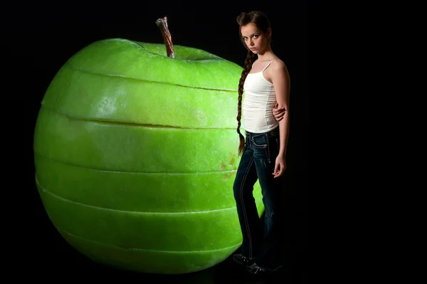 Femme debout avec pomme tranchée — Photo