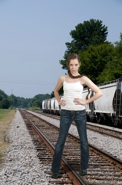 Mulher adolescente bonita em trilhas ferroviárias — Fotografia de Stock