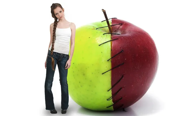 Mujer Tenage con manzana roja deliciosa con etiqueta nutricional —  Fotos de Stock