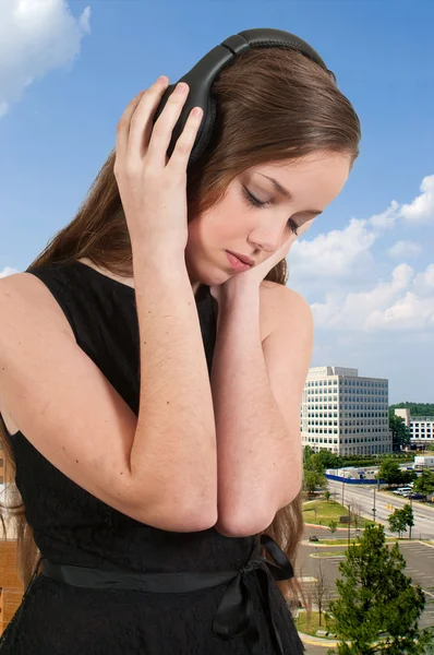 Belle adolescente écoutant des écouteurs — Photo