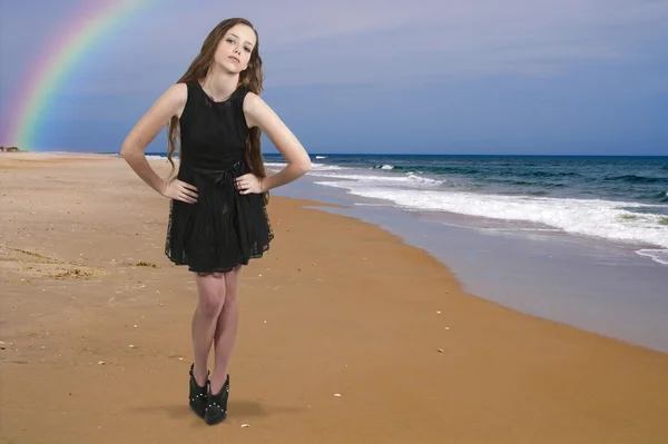 Mulher adolescente na praia — Fotografia de Stock