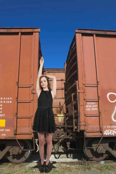 Mujer de pie con vagones de ferrocarril —  Fotos de Stock