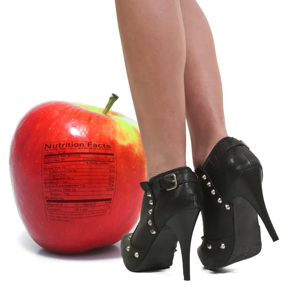 Kvinna och röda läckra apple med näringsvärdesdeklarationen — Stockfoto