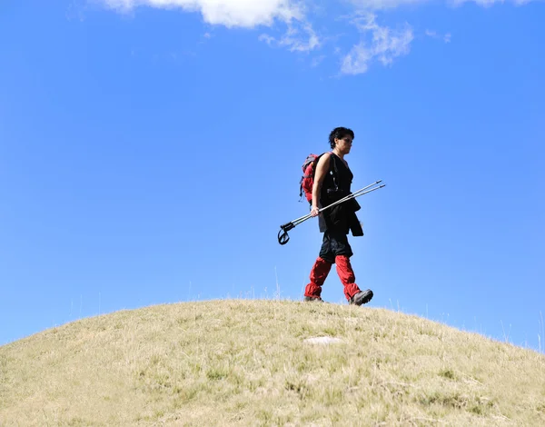 Sport marche sur la colline de balle femme trekking — Photo