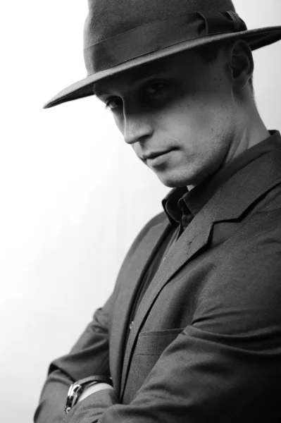 Junger Mann mit Anzug und Hut — Stockfoto