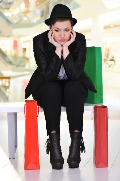 Einsame Frau mit Einkaufstüten im Einkaufszentrum — Stockfoto